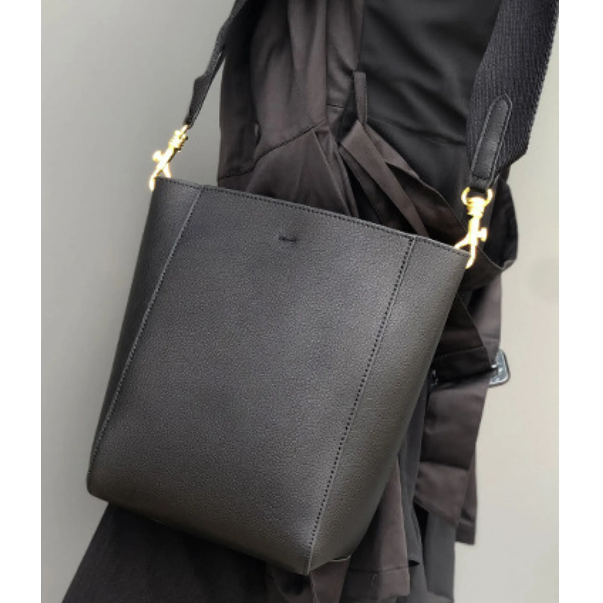 Bucket Bag in Leather