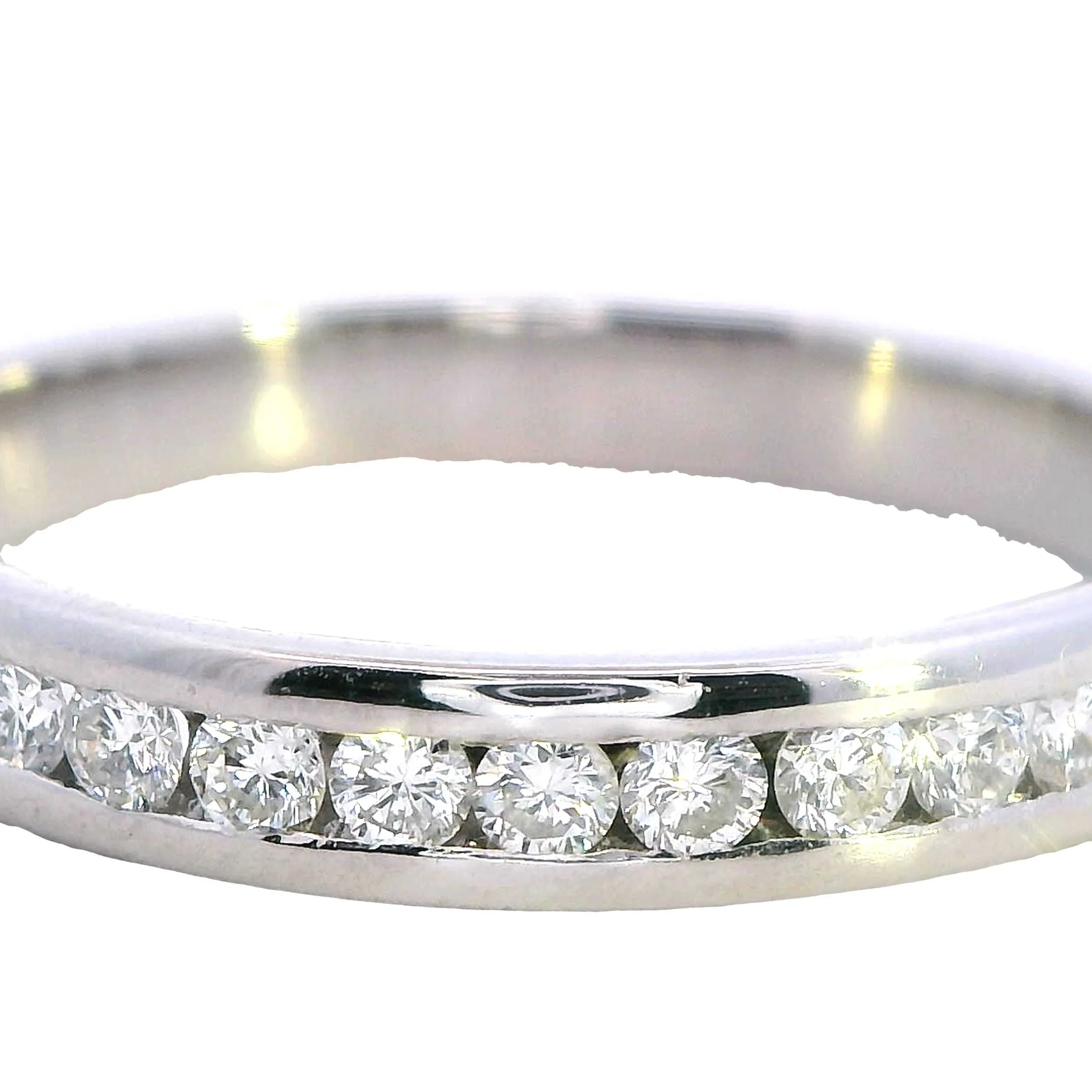 Exquisite Elegance: Certified 14ct White Gold Diamond Ring - Treasure