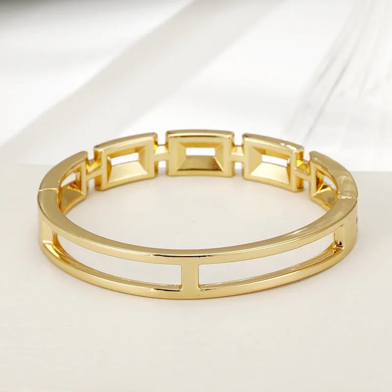 Luxurious Gold Hollow Bracelet - Vienna Verve.toUpperCase()