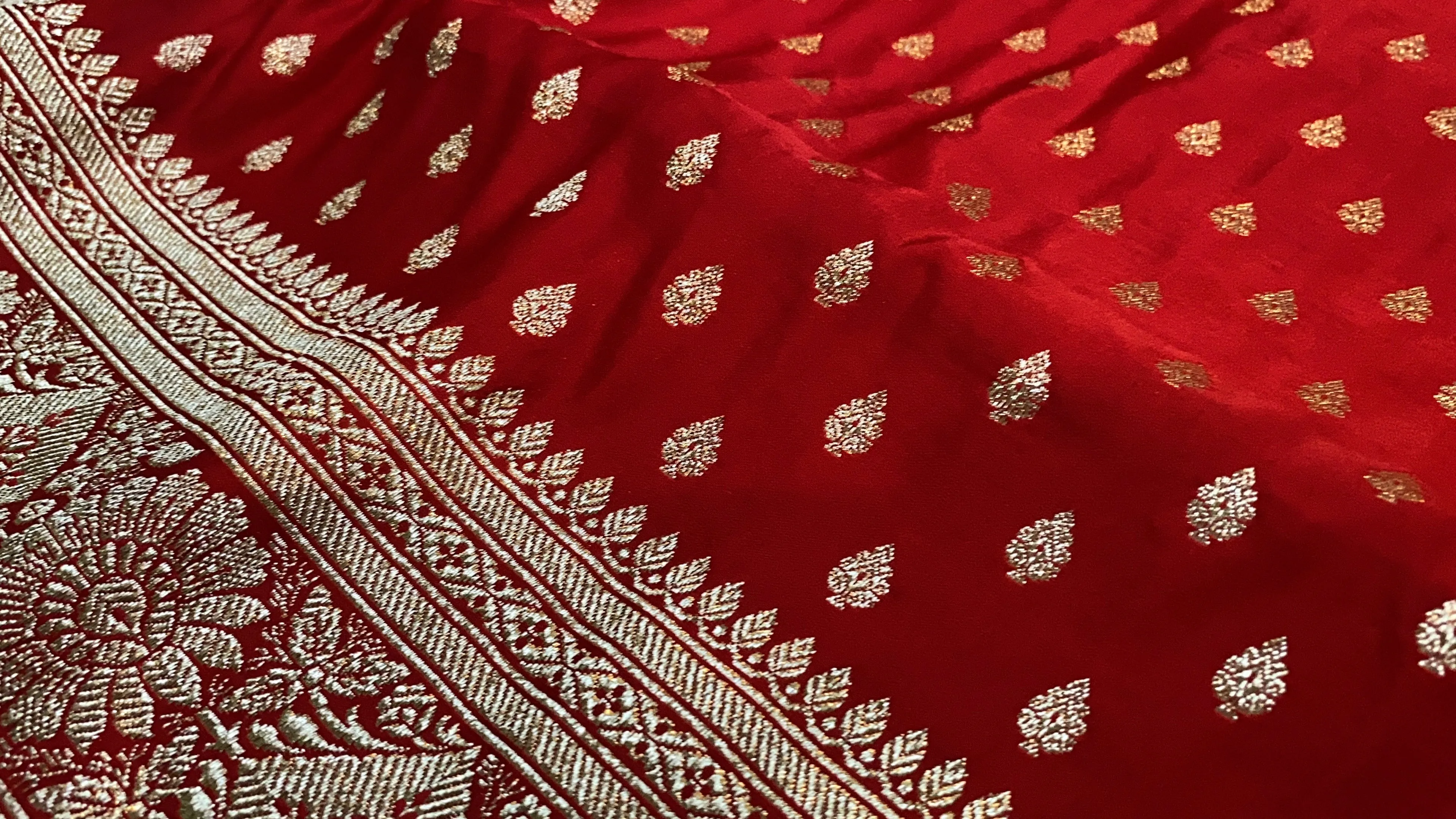 Luxurious Red Handloom Pure Silk Banarasi Saree